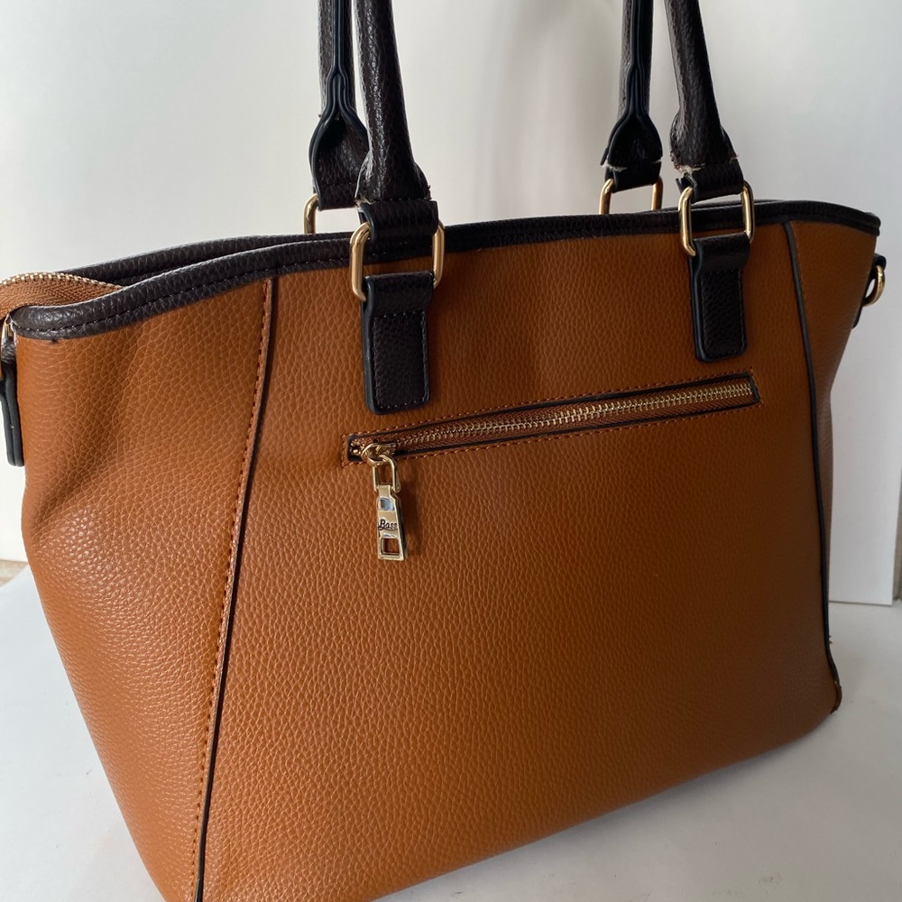 SOLD - G.H. Bass & CO. camel/brown purse